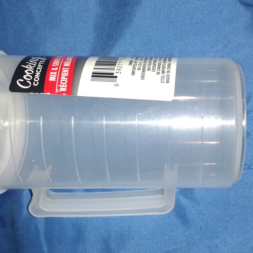 Mix and serve container